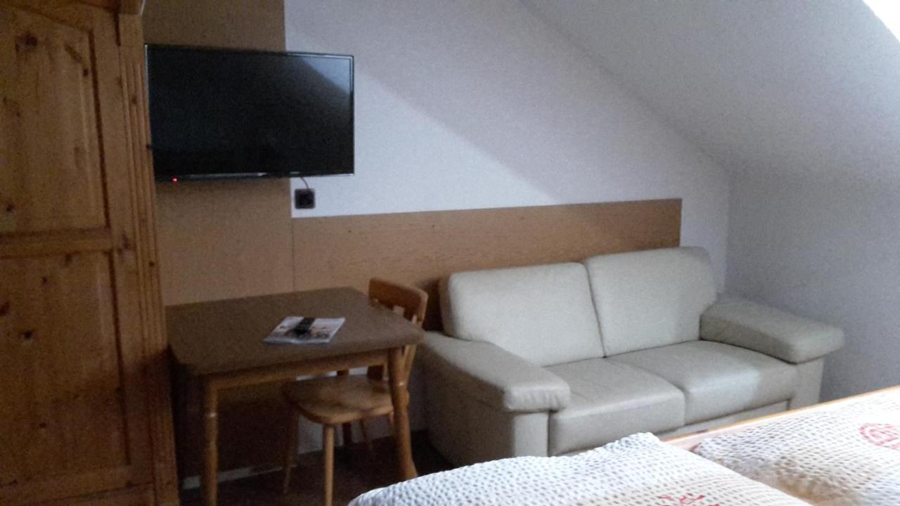 Altes Saengerheim Hotel Quierschied Bagian luar foto